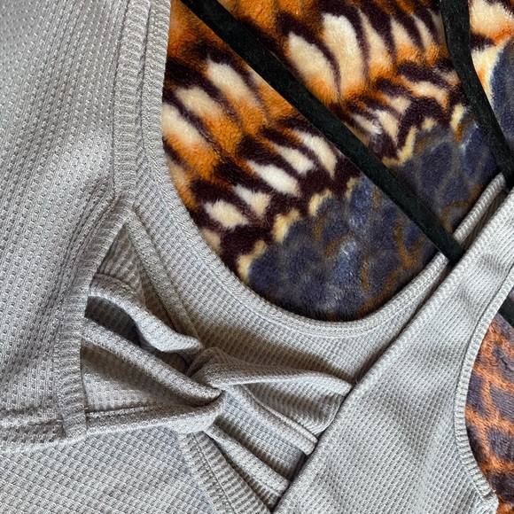 🐭 TWIST BACK WAFFLE CROP TANK 🐭 - Picture 4 of 4